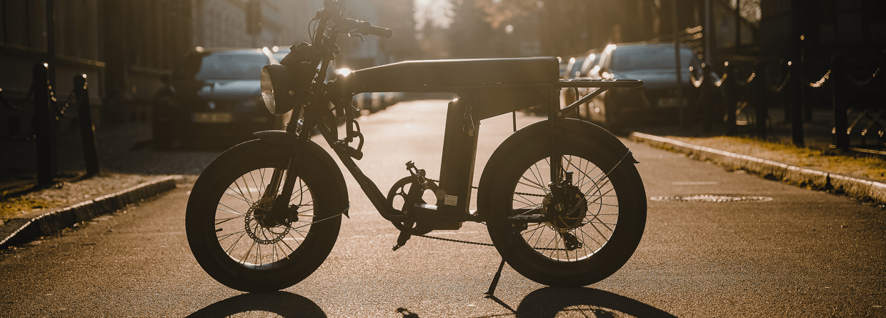 Fatbike met een zonsondergang op de achtergrond